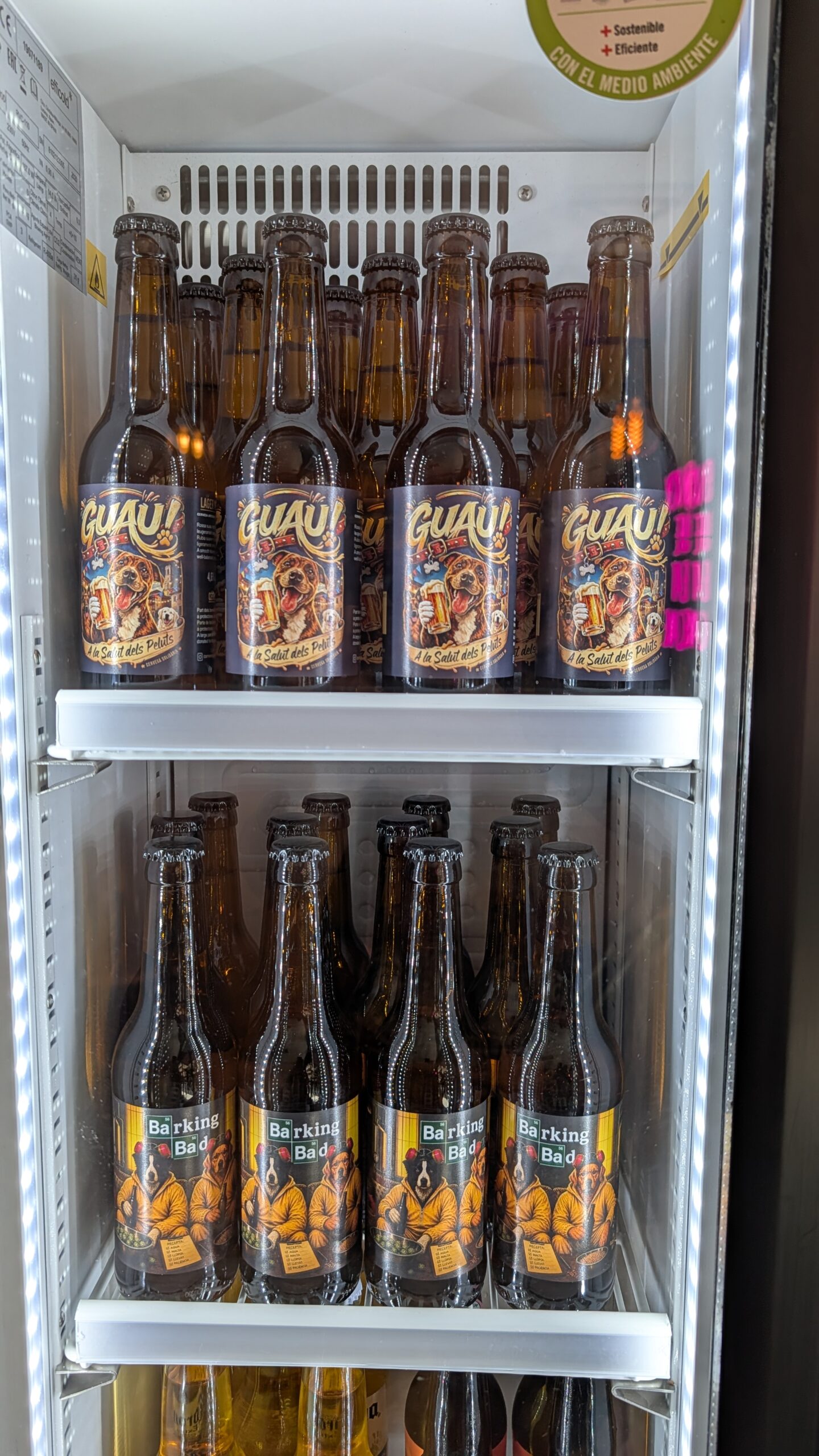 Ampolles de Lager Mediterrània i Barking Bad IPA a la nevera d’Atabalats