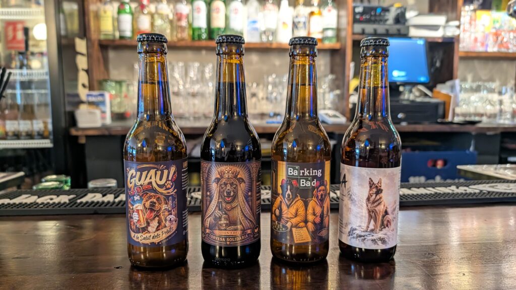 Les quatre cerveses GUAU a la barra de The Blue Dog de Salou